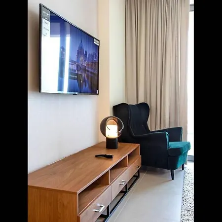 Luxury Family Retreat: Beach & Mall Access with Balcony Views Samaheej Exterior photo