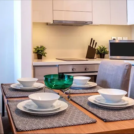 Luxury Family Retreat: Beach & Mall Access with Balcony Views Samaheej Exterior photo