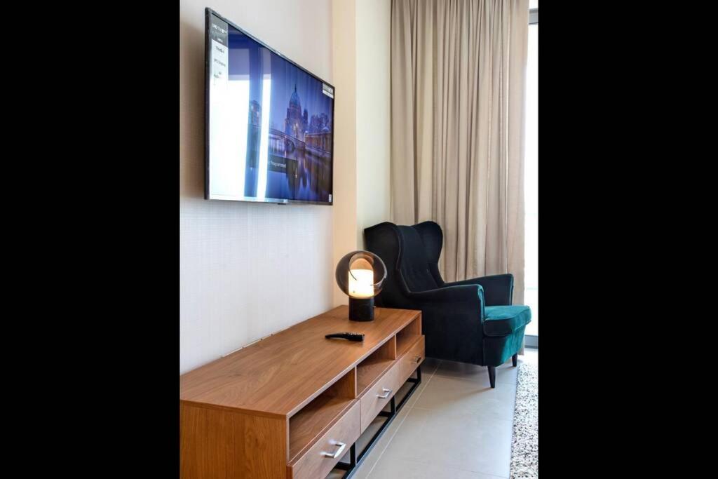 Luxury Family Retreat: & Mall Access With Balcony Views Samaheej
