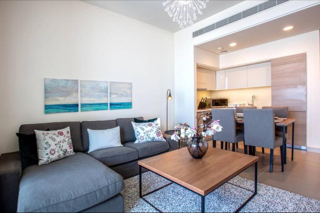 Luxury Family Retreat: & Mall Access With Balcony Views Apartment *