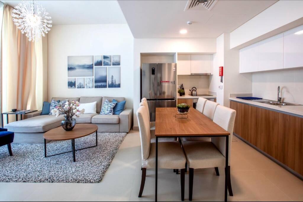 Apartment Luxury Family Retreat: & Mall Access With Balcony Views Samaheej