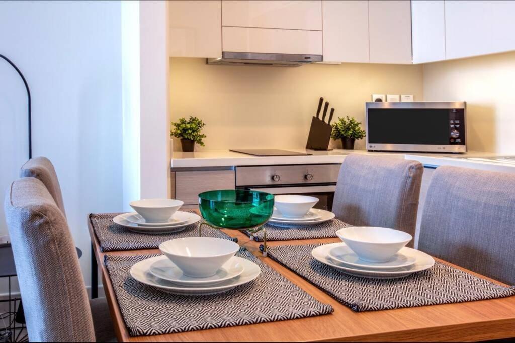 Luxury Family Retreat: & Mall Access With Balcony Views Apartment *