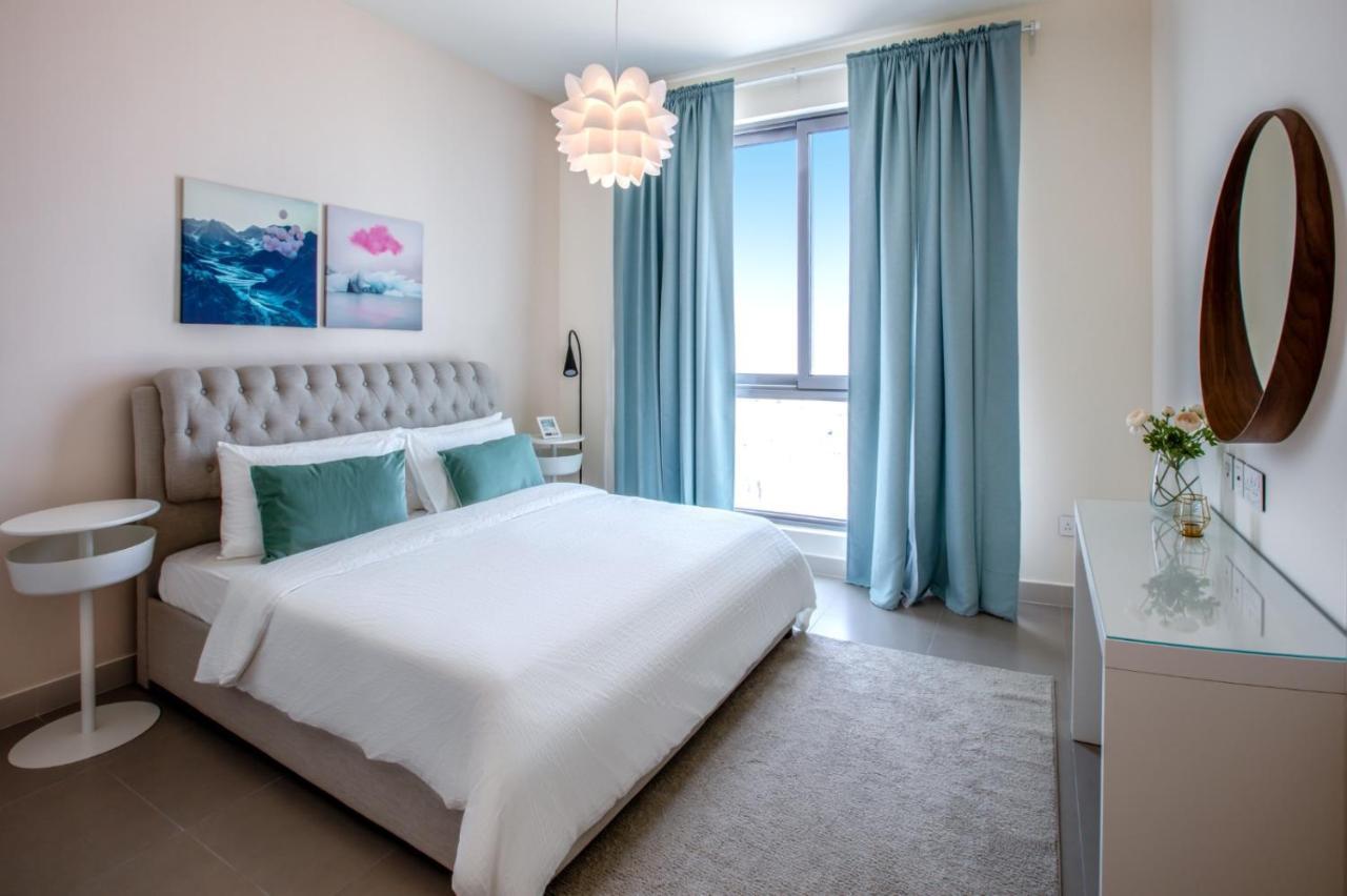 Luxury Family Retreat: & Mall Access With Balcony Views Apartment *