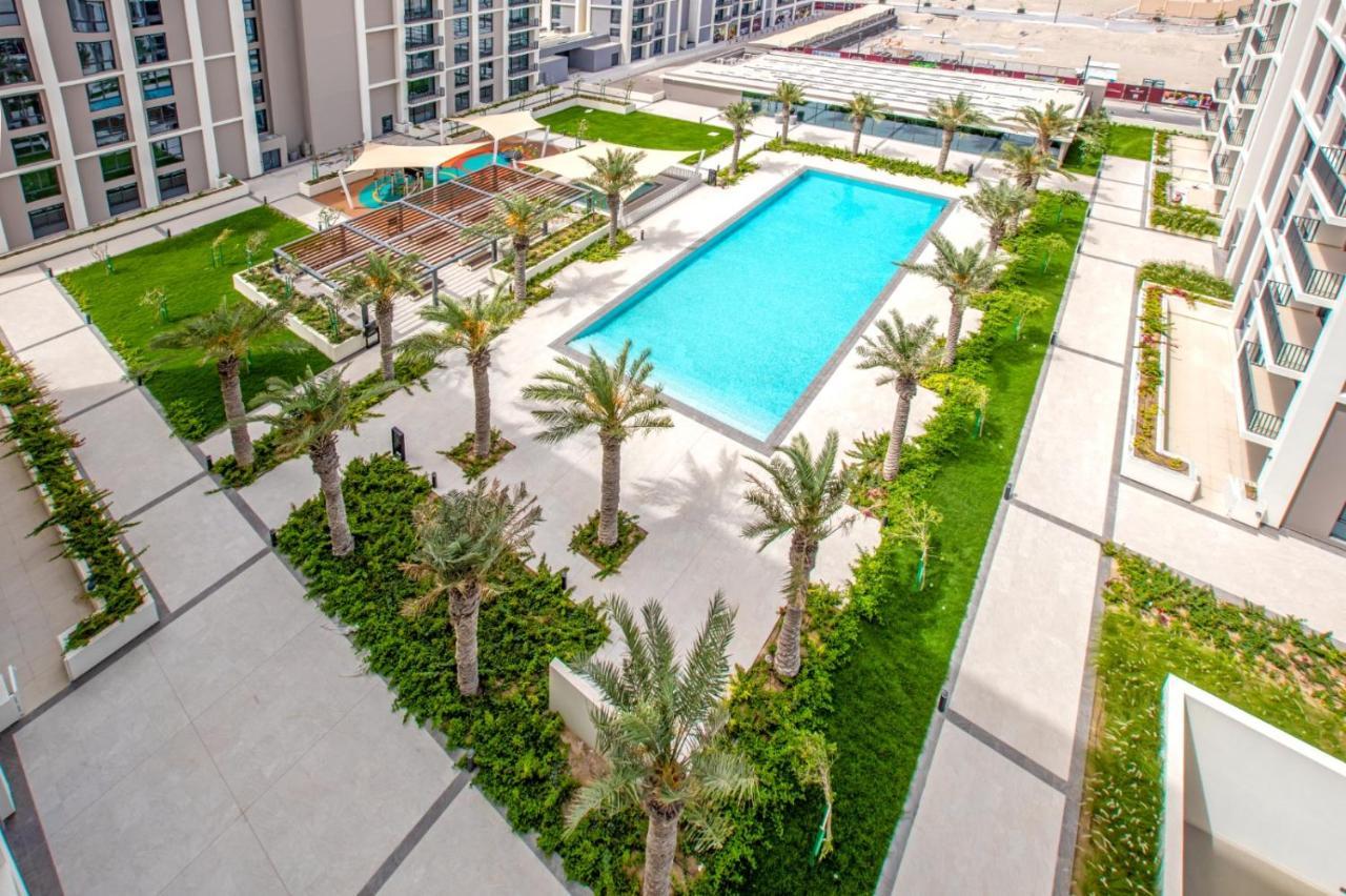 Luxury Family Retreat: & Mall Access With Balcony Views *