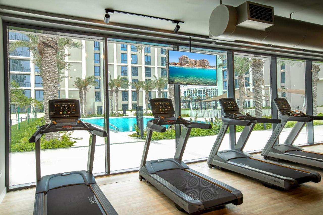 Luxury Family Retreat: & Mall Access With Balcony Views *